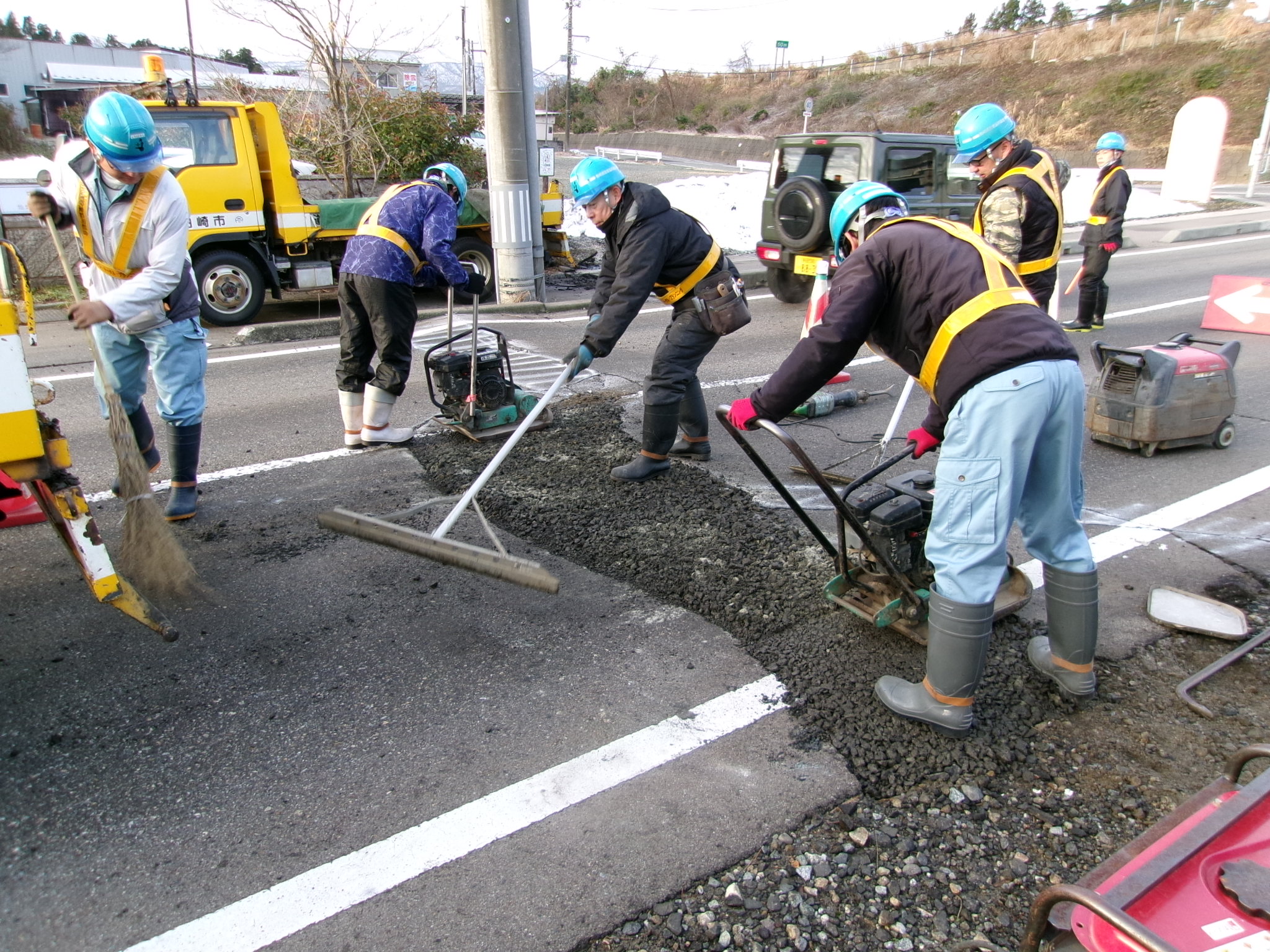 道路の陥没やひび割れの補修